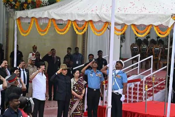 குடியரசு தின விழாவில் தேசியக்கொடி ஏற்றினார் கவர்னர் ரவி