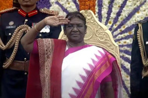 டெல்லி கடமை பாதையில் தேசியக்கொடி ஏற்றினார் ஜனாதிபதி திரவுபதி முர்மு