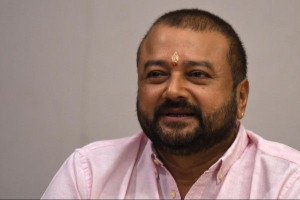 அய்யப்பன் கோவில் தங்க கவசத்தை வீட்டில் வைத்து பூஜை செய்த நடிகர் ஜெயராம்