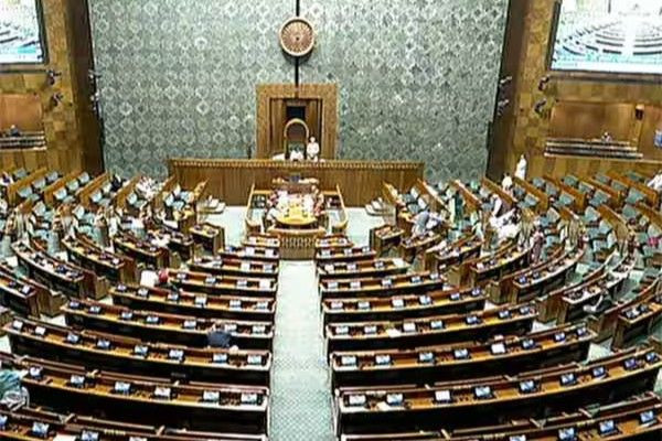 லோக்சபாவில் ரகளை செய்த  தமிழக எம்.பி.க்கள் உட்பட  8 பேர் சஸ்பெண்ட்!