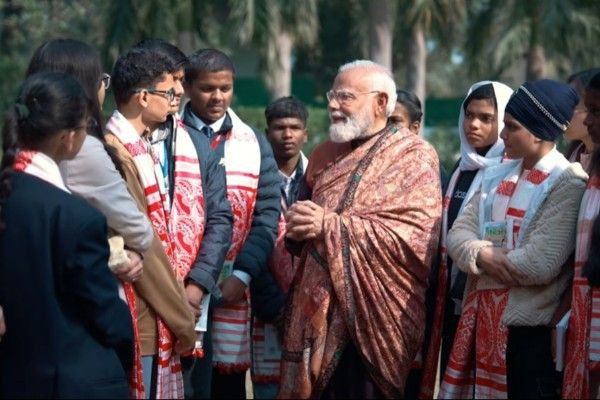 படிப்பை எப்போதும் சுமையாக நினைக்காதீர்கள்; பிரதமர் மோடி அறிவுரை