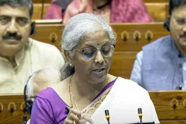 மாநிலங்கள்தோறும் மருத்துவ மையங்கள்: லோக்சபாவில் நிர்மலா சீதாராமன்