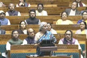 இந்தியாவை மோடி விற்றுவிட்டதாக ராகுல் காந்தி விமர்சனம்: நிர்மலா சீதாராமன் பதிலடி