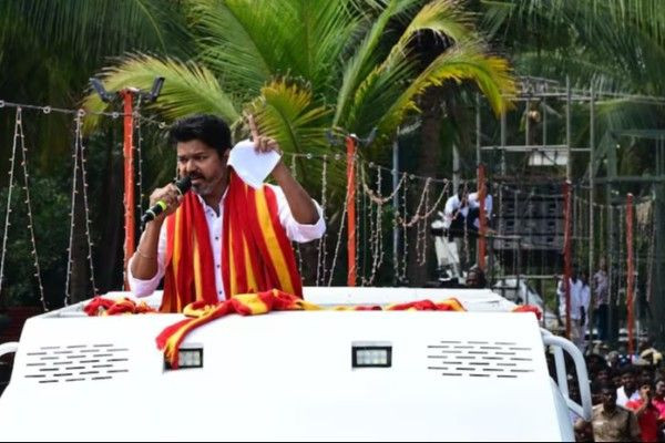 பிரசார விதிமீறல் புகார்; விஜய் மீது போலீஸ் வழக்கு