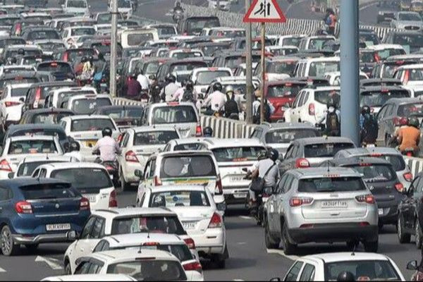 பெட்ரோலில் இயங்கும் வாகனங்களுக்கு வருகிறது டில்லியில் தடை
