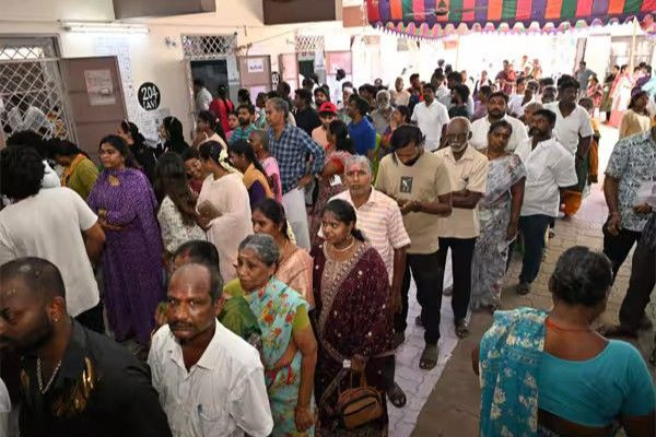 அலைமோதியது கூட்டம் ஆர்வமா, அலையா? 