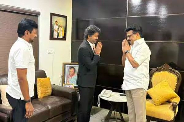ஸ்டாலின், வைகோவை வீட்டில் சென்று சந்தித்தார் விஜய்