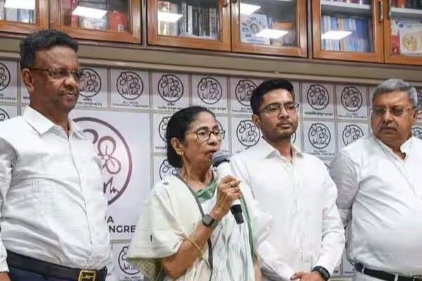 கட்சி கூட்டத்தை புறக்கணித்த 60 திரிணமுல் எம்எல்ஏக்கள்; மம்தா 
