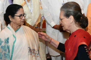 மம்தா - சோனியா சந்திப்பு; காங்கிரசுடன் திரிணமுல் காங்., கட்சி﻿ இணைகிறதா?