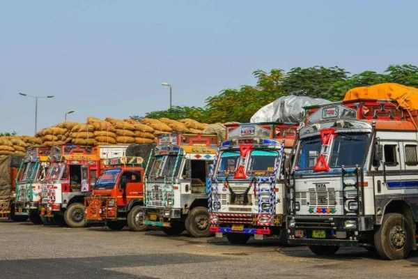டீசல் விலை அதிகரிப்பு எதிரொலி: லாரி வாடகை கட்டணம் 25 சதவீதம் உயர்வு