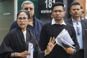மம்தாவின் அரசியல் வாரிசான அபிஷேக் வீட்டில் ரெய்டு!
