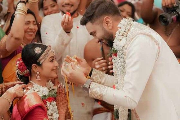 விமானியை மணந்தார் நடிகை ஜனனி!