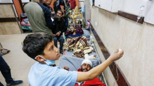 காசா மருத்துவமனையில் மருத்துவ உதவியாளராக  12 வயது சிறுவன்