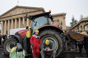 விவசாயிகளின் கோபம்:  நூற்றுக்கும் மேற்பட்ட டிராக்டர்களுடன் பரிஸில் ஆர்ப்பாட்டம்!!