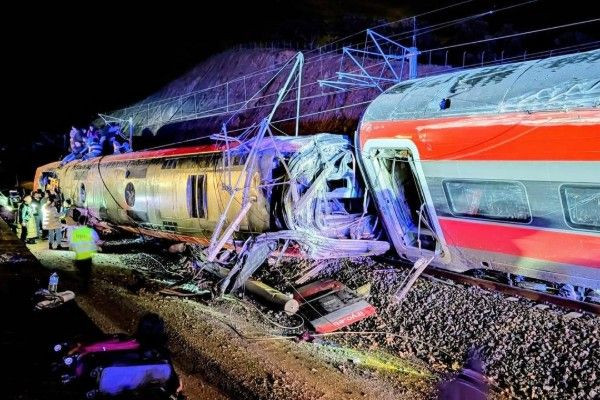 ஸ்பெயின் ரயில் விபத்துக்கு இரங்கல் தெரிவித்த மக்ரோன்!!