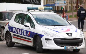 காவல்துறை வாகனத்தை மோதியதால் பரபரப்பு - மூவர் காயம்!!