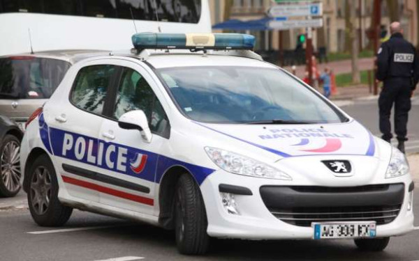 காவல்துறை வாகனத்தை மோதியதால் பரபரப்பு - மூவர் காயம்!!