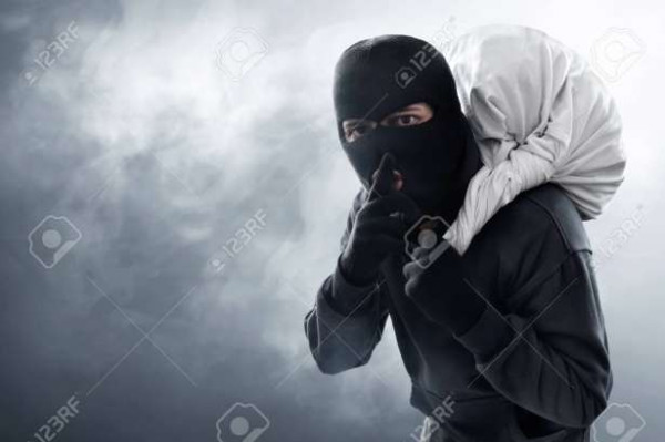 Drancy avenir வணிக வளாகத்தில் முகமூடி அணிந்து கொள்ளை! மூவர் கைது!