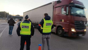 குளிர்சாதன லொரியில் சிக்கிய 15 அகதிகள் மீட்பு: நான்கு பேர் மருத்துவமனையில்!!