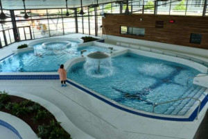 நீச்சல் குளத்தில் சிறுமி மூழ்கியதை அடுத்து, சுமார் 700 பேர் வெளியேற்றப்பட்டனர்!!