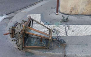 பரிசில் அதிர்ச்சி சம்பவம் – நடைபாதையில் சென்ற இளைஞர் மீது விளக்கு விழுந்து விபத்து!!