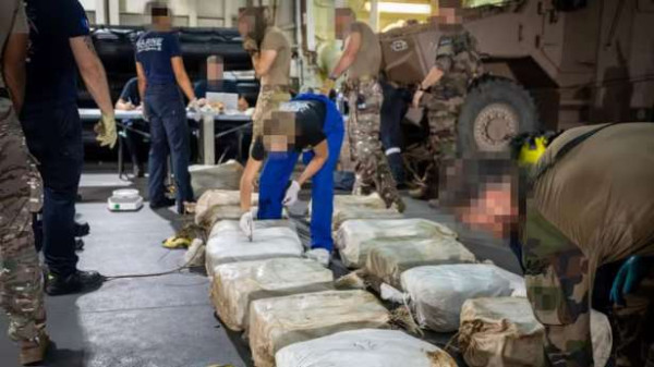 ஆப்பிரிக்க கடற்கரையில் பிரெஞ்சு கடற்படையால் கிட்டத்தட்ட 10 டன் கோகோயின் பறிமுதல்!!