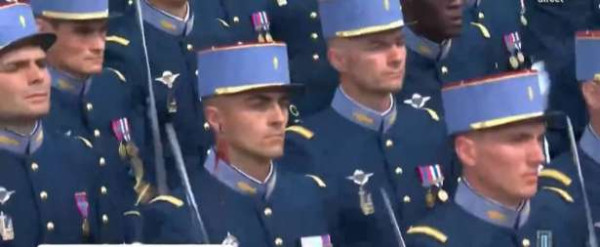 ஜூலை 14 பேரணியில் இராணுவ வீரர் ஒருவர் தனது வாளால் காதை வெட்டிக்கொண்டார்!!!