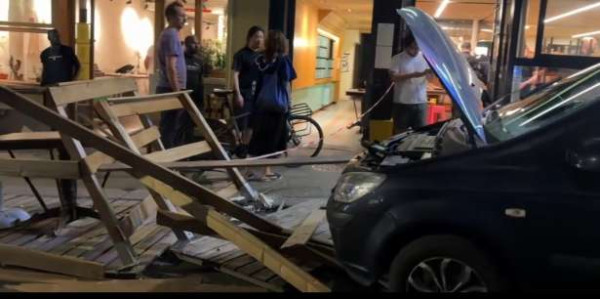 பரிஸ் தெரஸில் கார் மோதியதில் 13 பேர் காயமடைந்துள்ளனர்!!!