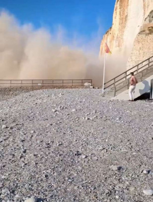 ஒரு போர் விமானத்தின் சத்தம் போல நார்மண்டி கடற்கரையில் ஒரு பாறை சரிந்து விழுந்தது!!