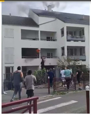 தீப்பிடித்த கட்டிடத்தில் சிக்கிய பெண்ணை காப்பாற்றிய துணிச்சலான இளைஞர்கள்!!