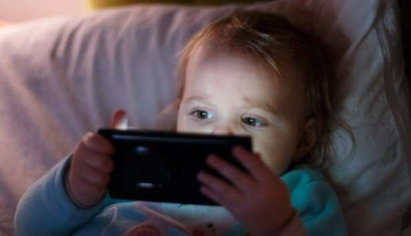 மனநல பாதுகாப்புக்காக  குழந்தைகளுக்கு ஸ்கிரீன் தடை!