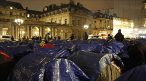 வீடற்ற பெண் மற்றும் குழந்தைகள் மீது இரு ஆண்கள் சிறுநீர் கழித்ததை தொடர்ந்து விசாரணை ஆரம்பம்!!