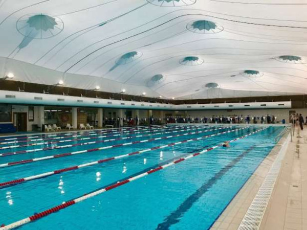 பரிஸ் நீச்சல்குளத்தில் குளோரினுக்கு பதிலாக அமிலம் கலந்ததால்  விஷ வாயுக்கசிவு!!!