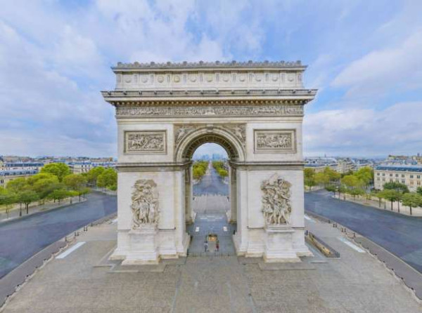 பரிஸ் அணையா விளக்கில் வழக்கறிஞர் ஒருவர் மலர்களை பறித்து அவமதிப்பு!!