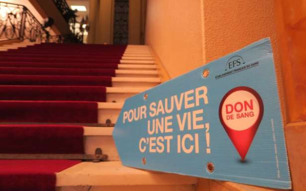 மிகக் குறைந்த இரத்த இருப்புக்களை எதிர்கொண்டுள்ளோம், இரத்த தானம் தாருங்கள். EFS