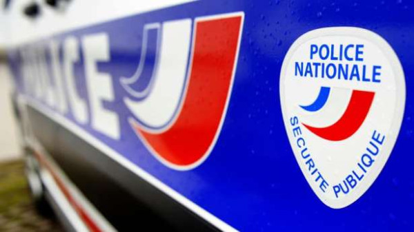 Essonne : கூட்டத்துக்குள் பாய்ந்த மகிழுந்து! - இருவர் படுகாயம்!!