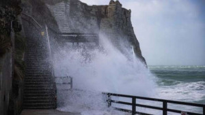 புயலில் சிக்கி இருவர் பலி!!