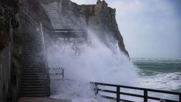 புயலில் சிக்கி இருவர் பலி!!