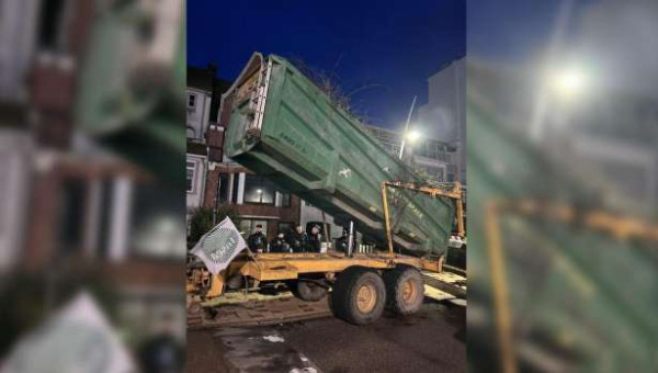 மக்ரோன் தம்பதியினரின் வீட்டுக்கு முன்பாக விவசாயிகள் ஆர்ப்பாட்டம்!