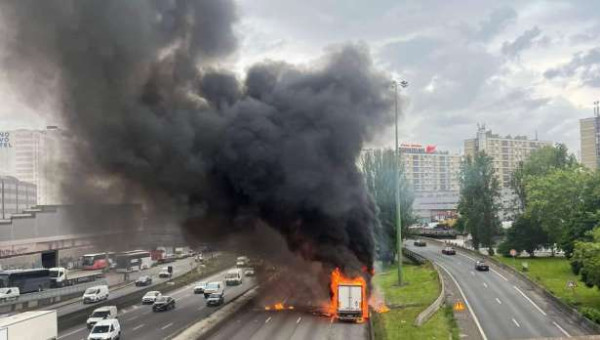 வீதியில் பயணித்த கனரக வாகனம் தீப்பிடித்து எரிந்தது... Porte de Bagnolet இல் போக்குவரத்து தடை!