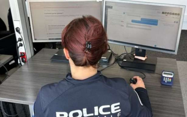 காவல்துறை ரகசியங்களை இணையத்தில் விற்பனை! - பெண் காவல்துறை கைது!!