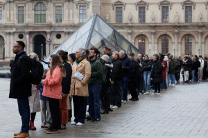 லூவர் - ஐரோப்பியர்கள் அல்லாதவர்களுக்கு கட்டணம் அதிகரிப்பு!