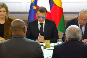 குளிர்மைக் கண்ணாடி அணிந்து சந்திப்பில் கலந்துகொண்ட ஜனாதிபதி மக்ரோன்!!