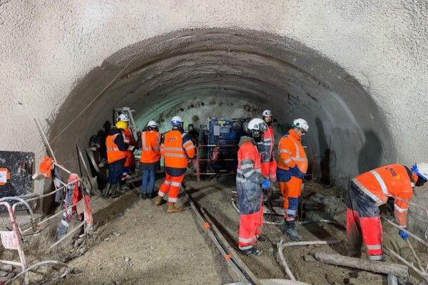 பரிசில் பாதசாரிகளுக்கு என - புதிய சுரங்கப்பாதை!!