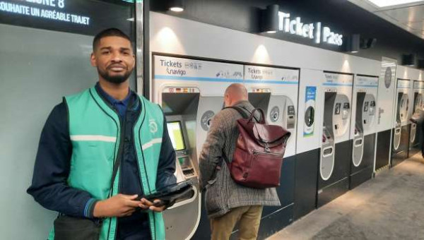 17 மொழிகளில் மொழிபெயர்க்கக்கூடிய கருவியுடன் RATP ஊழியர்கள்!