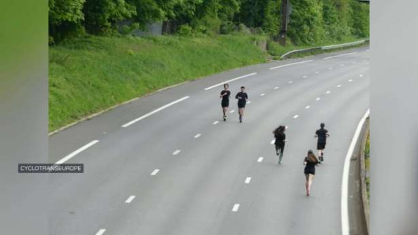 A13 நெடுஞ்சாலையில் நடைபயிற்சியில் ஈடுபடும் மக்கள்!