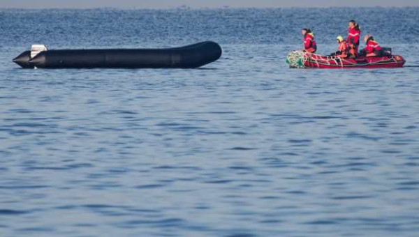 கடலில் தத்தளித்த 50 அகதிகள் மீட்பு!!