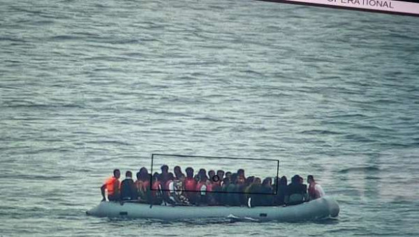 நடு கடலில் இருந்து 25 அகதிகள் மீட்பு!!