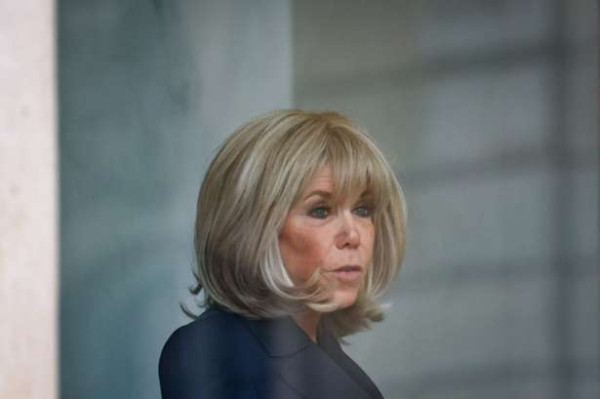 முதல் பெண்மணி பிரிஜித் மக்ரோன் மீது அவதூறு பரப்பிய இரு பெண்கள் - நீதிமன்றத்தில்..!!