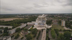 கட்டிடம் ஒன்றை தகர்த்த 800 கிலோ டைனமைட் வெடி!!